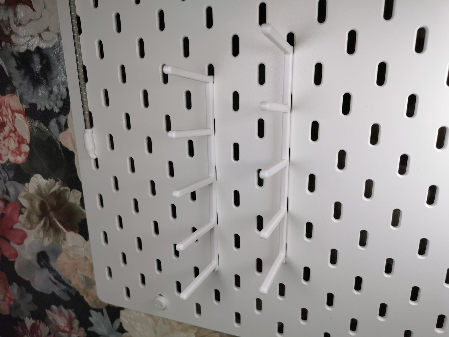 Hakenleisten für Garnrollen und Unterspulen