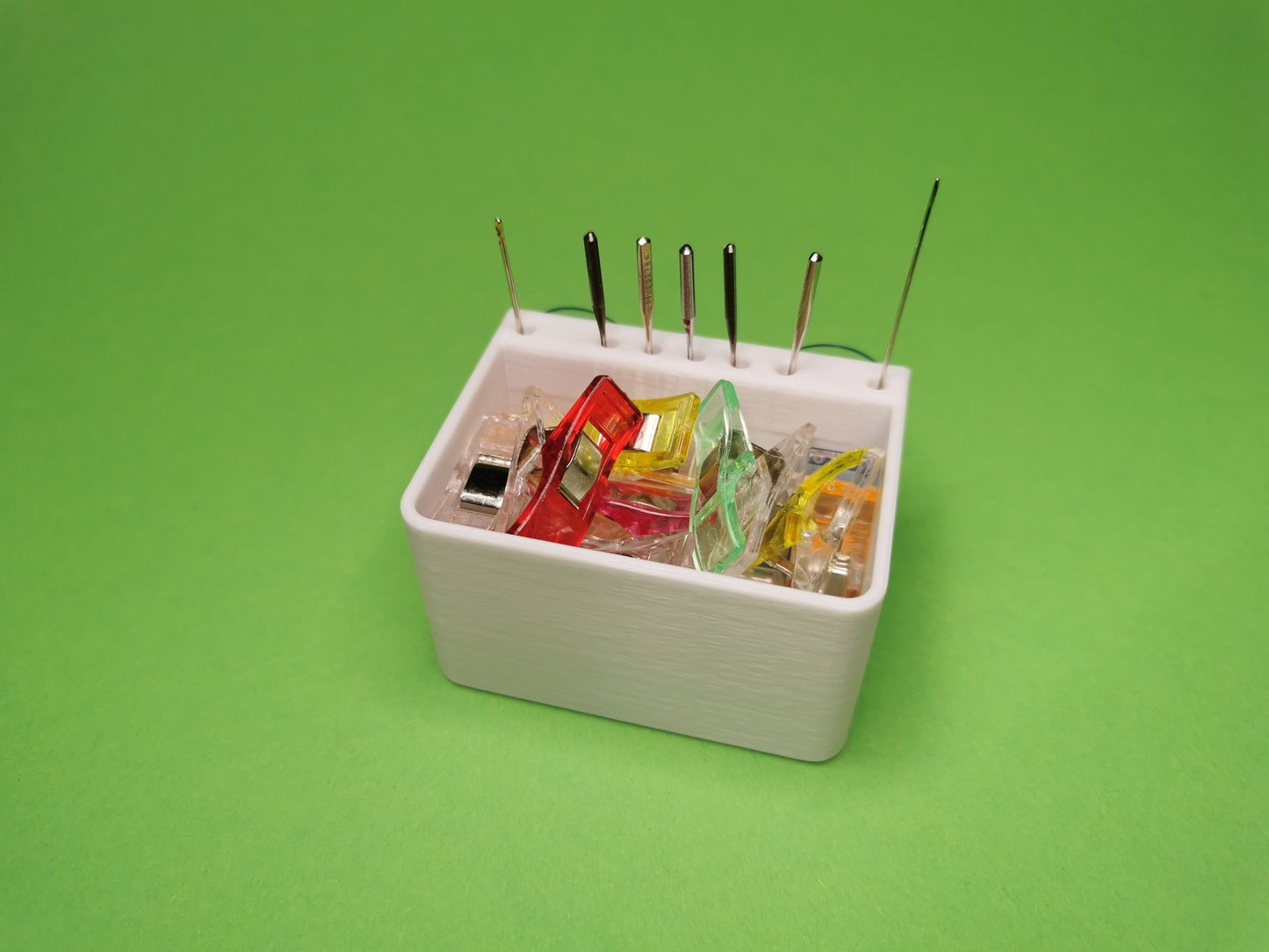 Nähmaschinen-Box mit Saugnäpfen