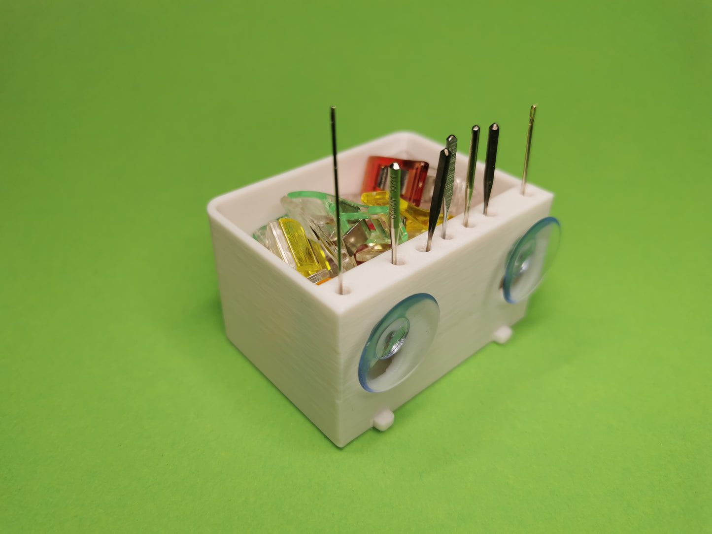 Nähmaschinen-Box mit Saugnäpfen