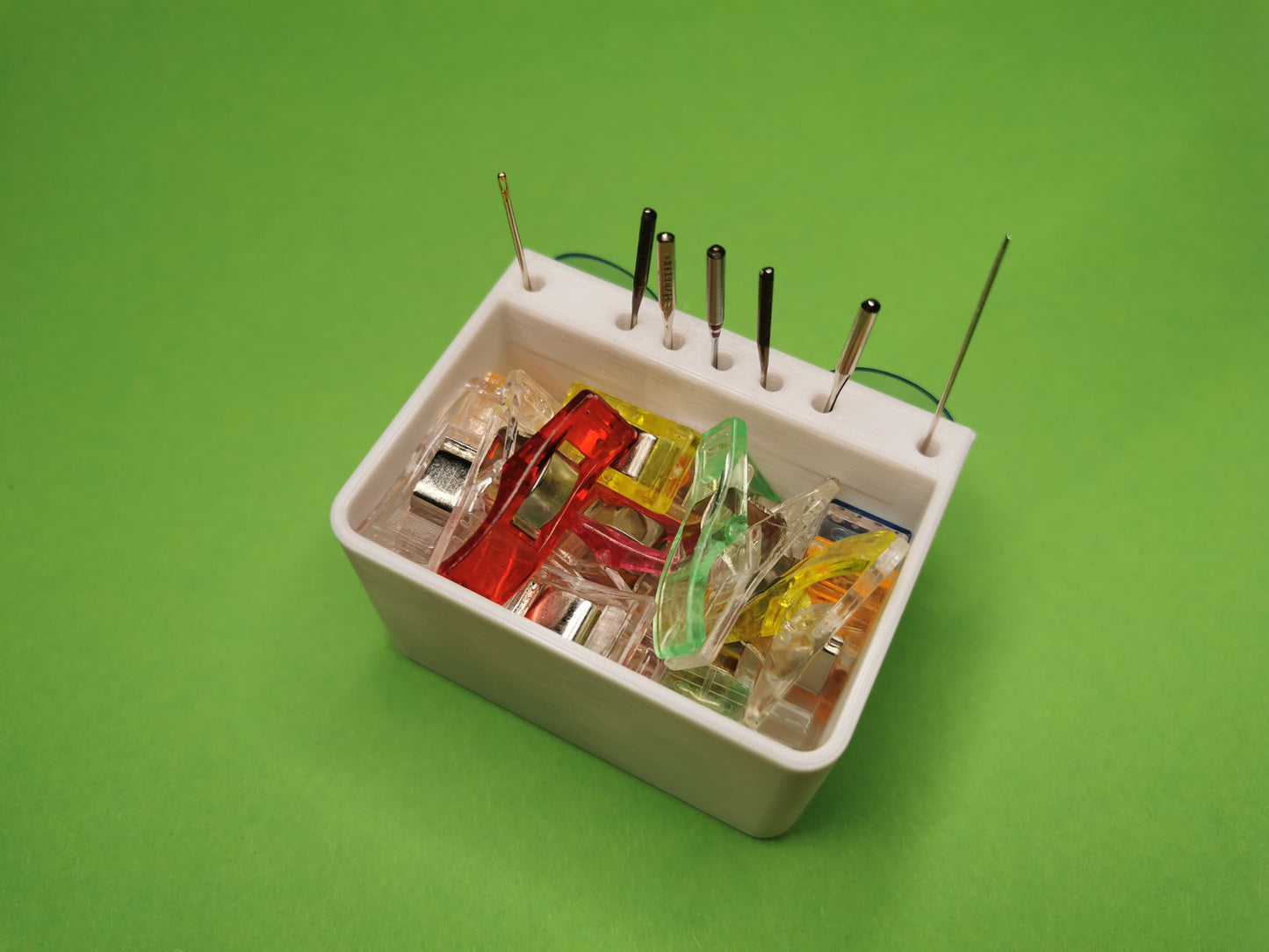 Nähmaschinen-Box mit Saugnäpfen