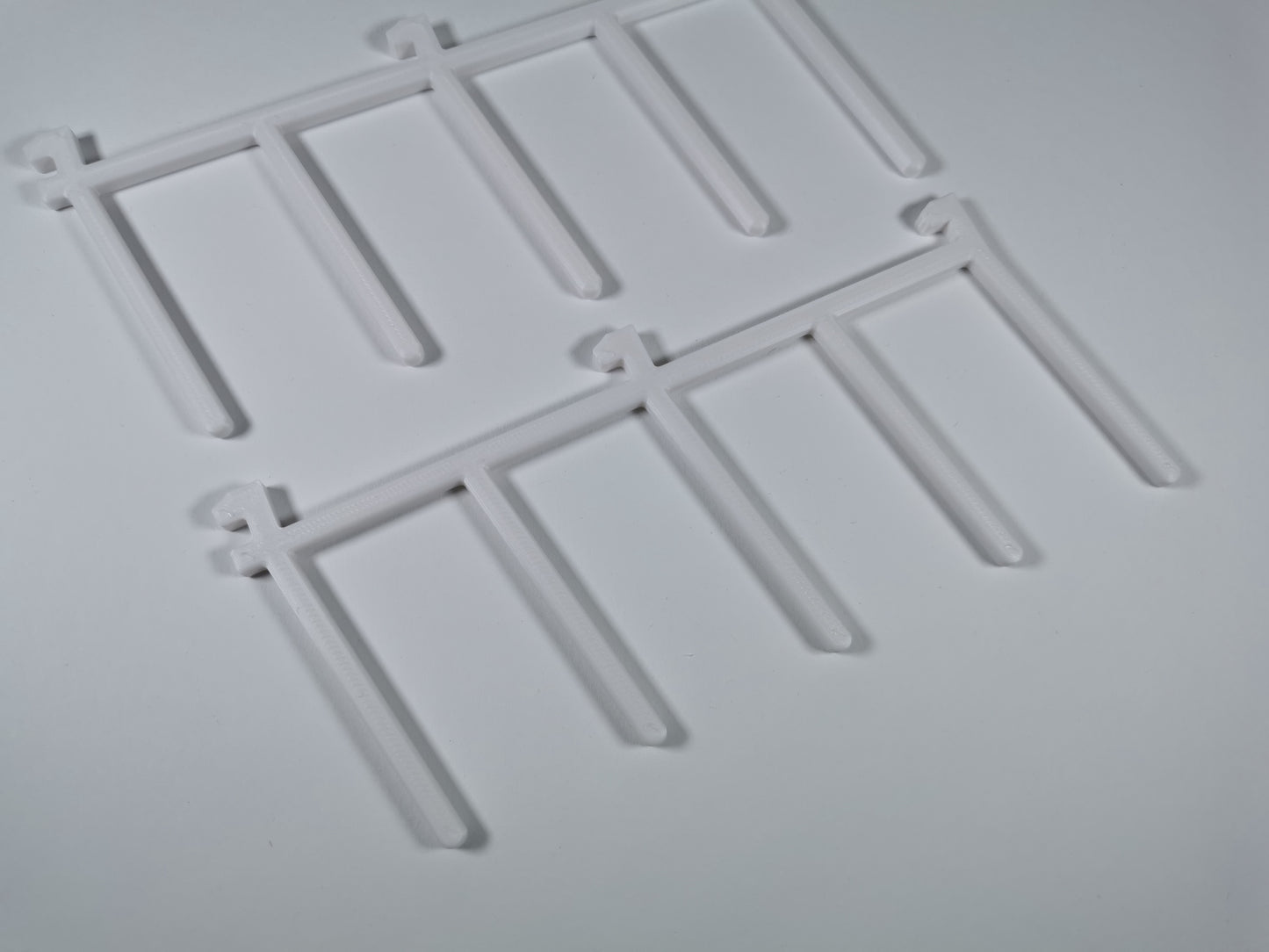 Hakenleisten für Garnrollen und Unterspulen