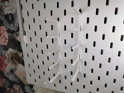 Hakenleisten für Garnrollen und Unterspulen