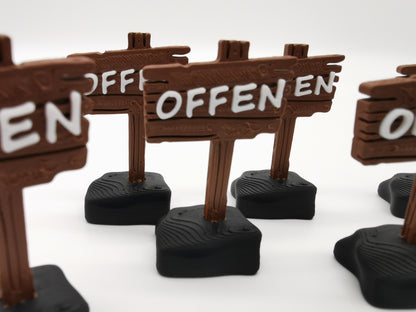 'OFFEN'-Schild für Gasthäuser, deutsch und englisch