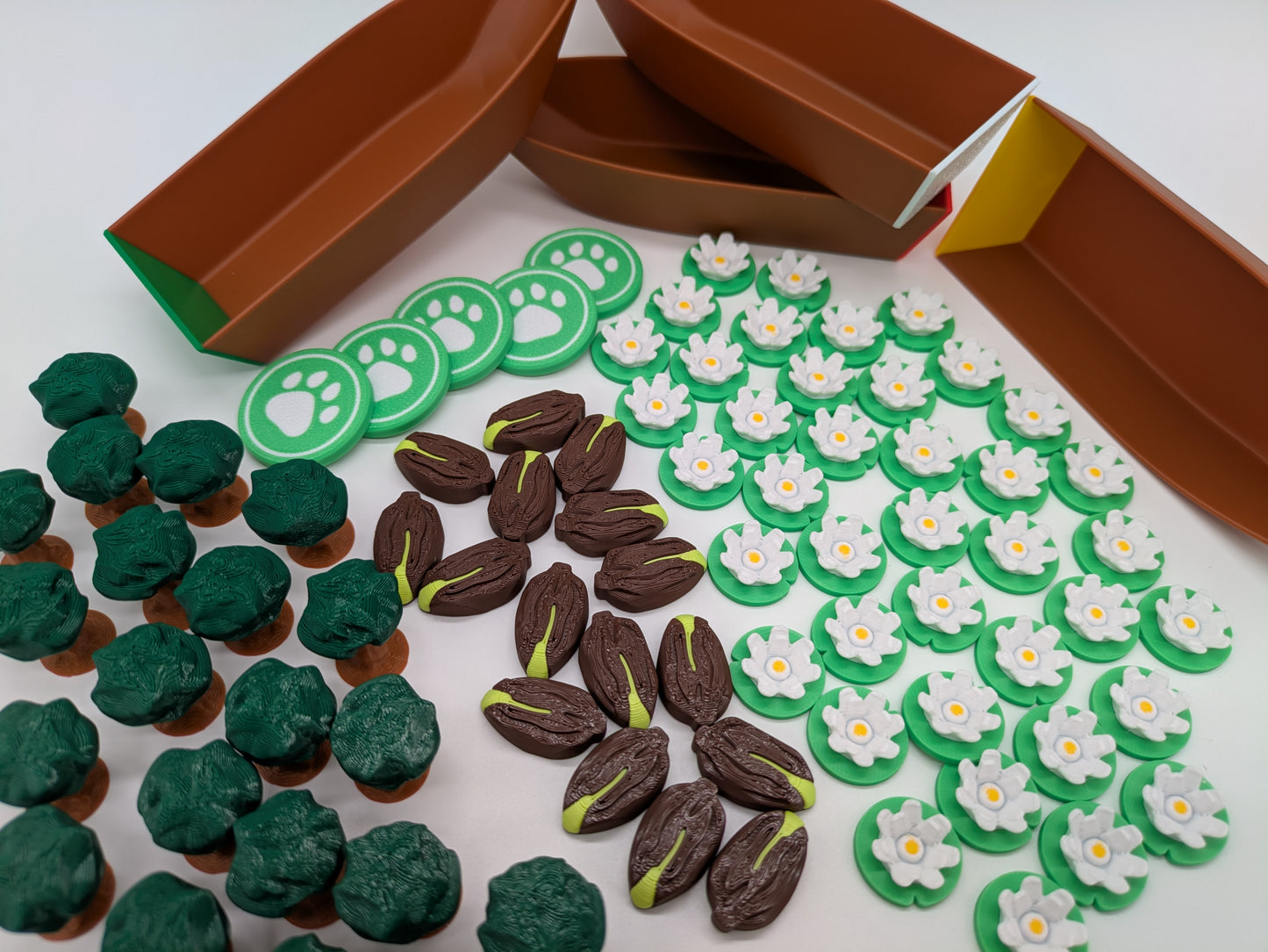 Pfotenmarker, Boote und Ressourcen-Token: Bäume, Wasserpflanzen, Samen