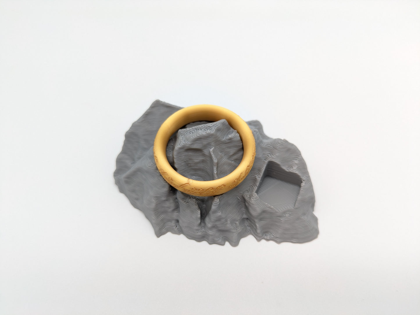 „Der Eine Ring“ - Token auf Stein