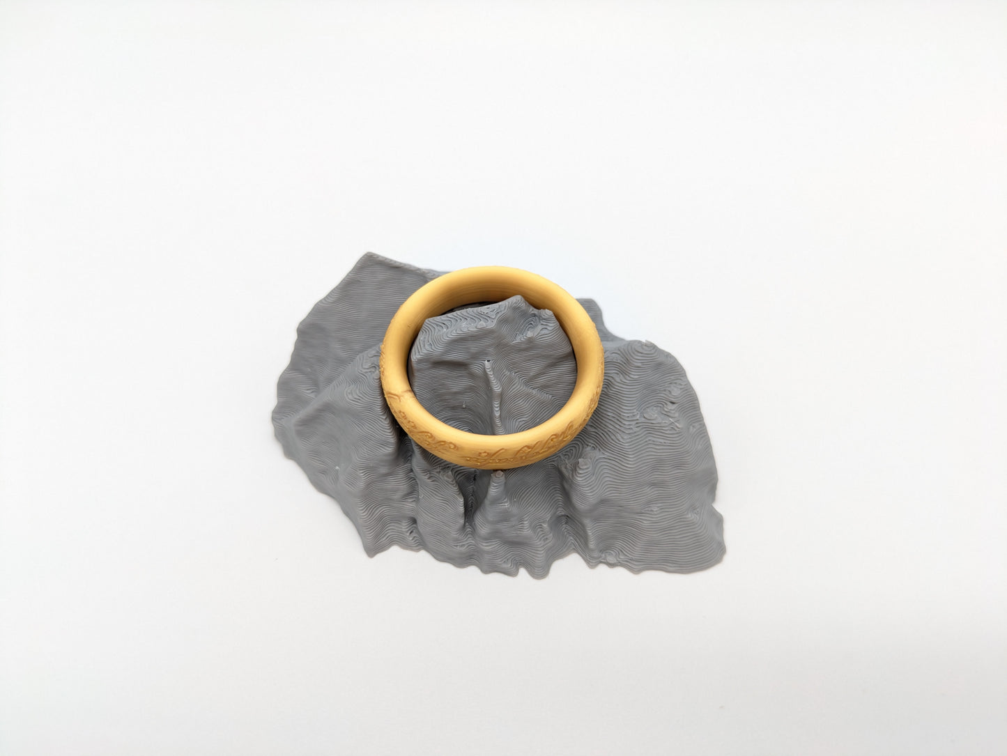 „Der Eine Ring“ - Token auf Stein